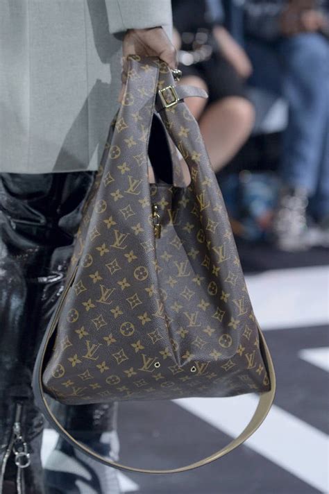 come capire se una borsa di louis vuitton è originale|Come capire se una borsa Louis Vuitton è originale o falsa.